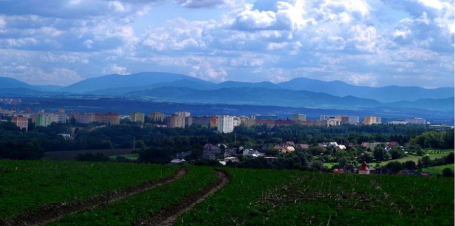 Widoki z Dobroslavic, w oddali Poruba a dalej Beskidy