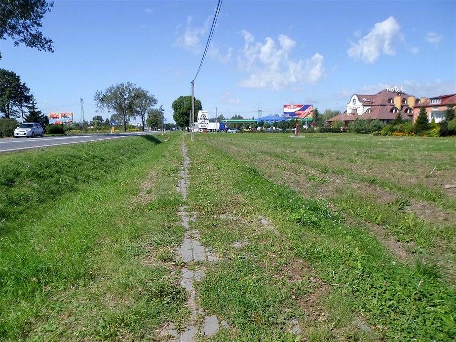 Droga dla rowerów i pieszych wzdłuż drogi na Sochaczew