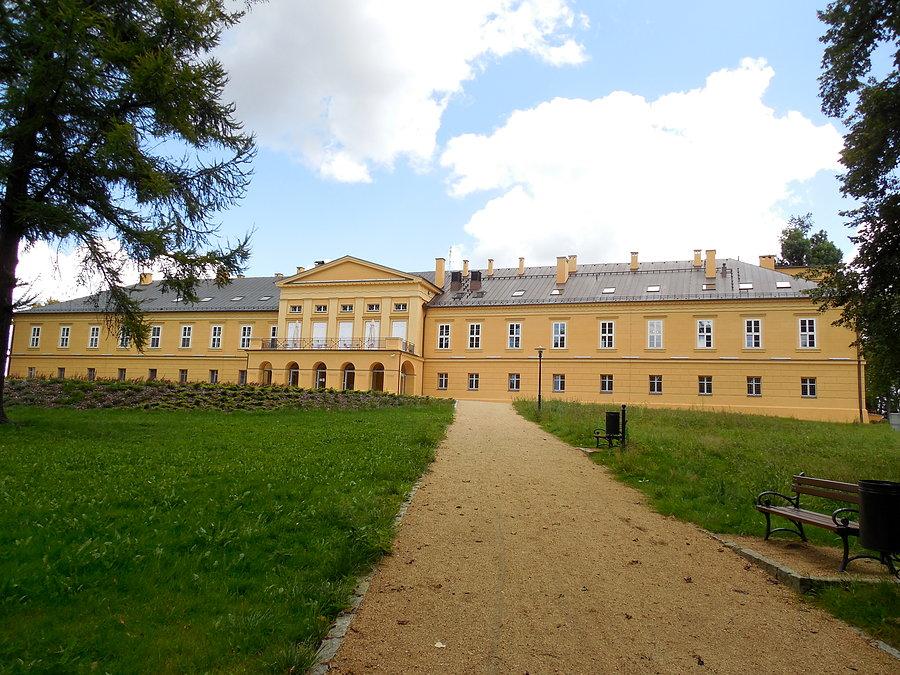 Pałac w Koszęcinie po remoncie od strony parku
