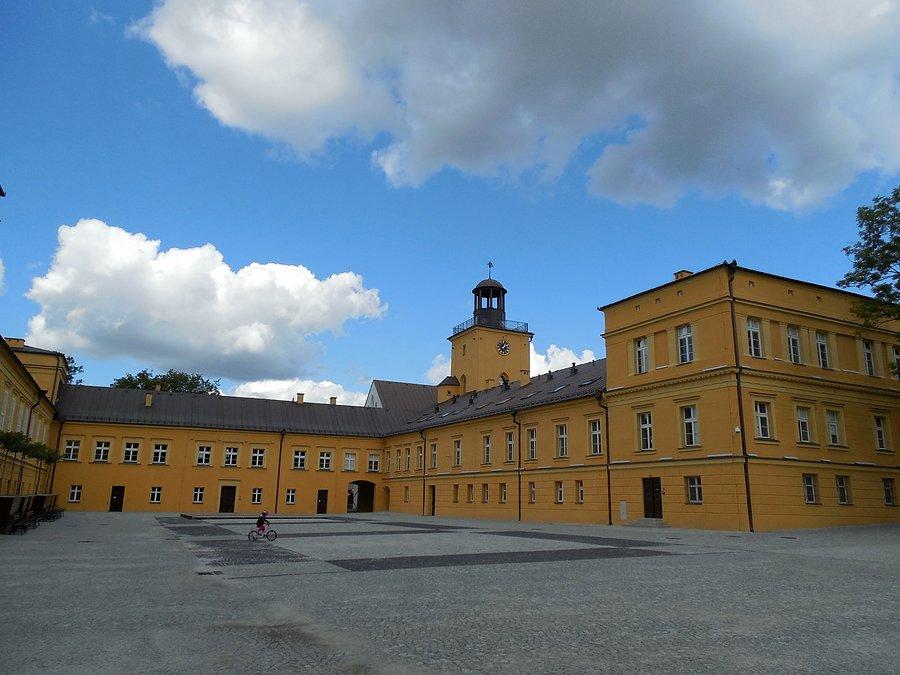 Dziedziniec pałacu w Koszęcinie