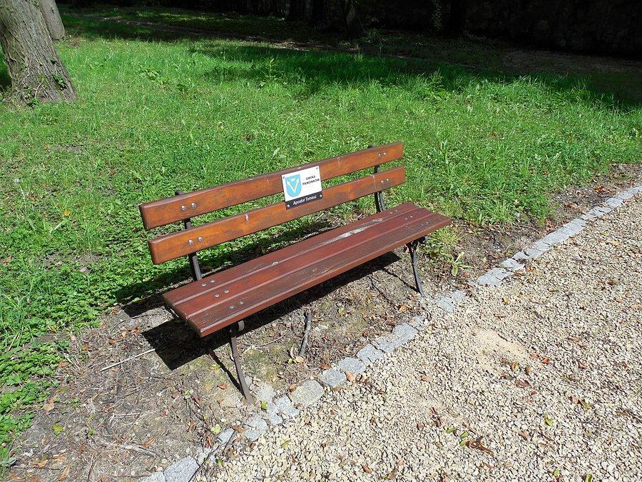 Na cmentarzu ewangelickim w Koszęcinie postawiono ławki z nazwami okolicznych gmin i imionami Apostołów