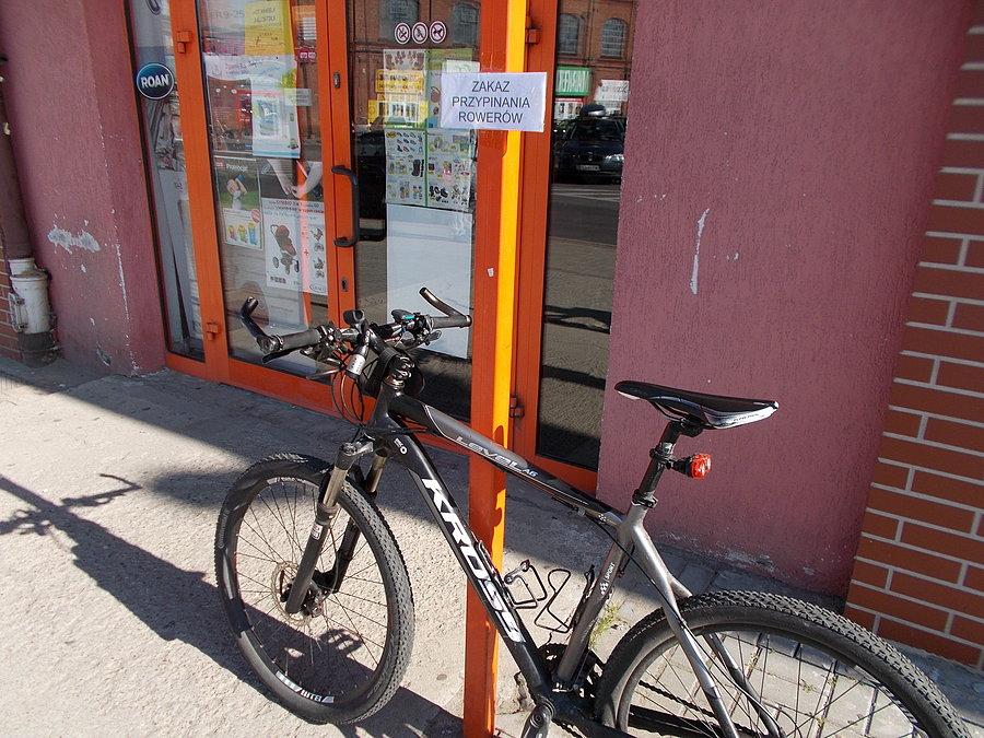 Swojski zakaz przypinania rowerów