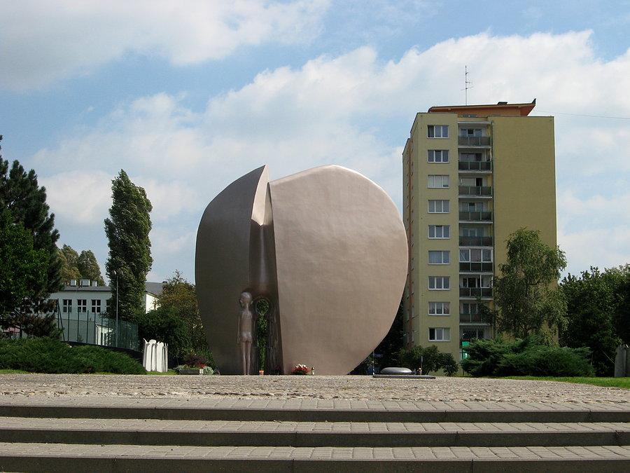 Pomnik w parku Promienistych