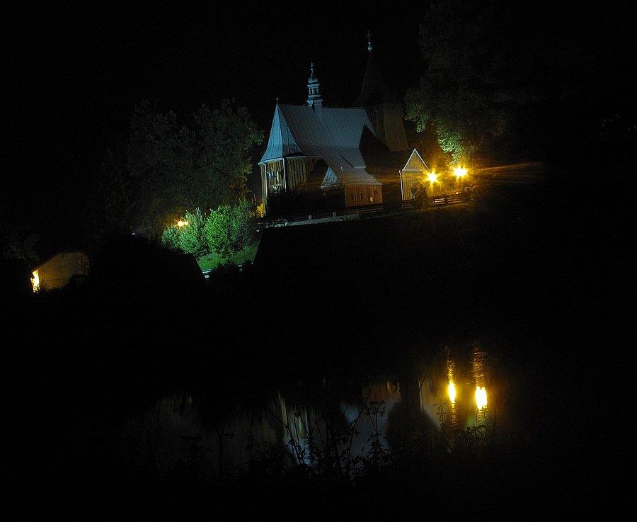 Święcany nad stawami nocą