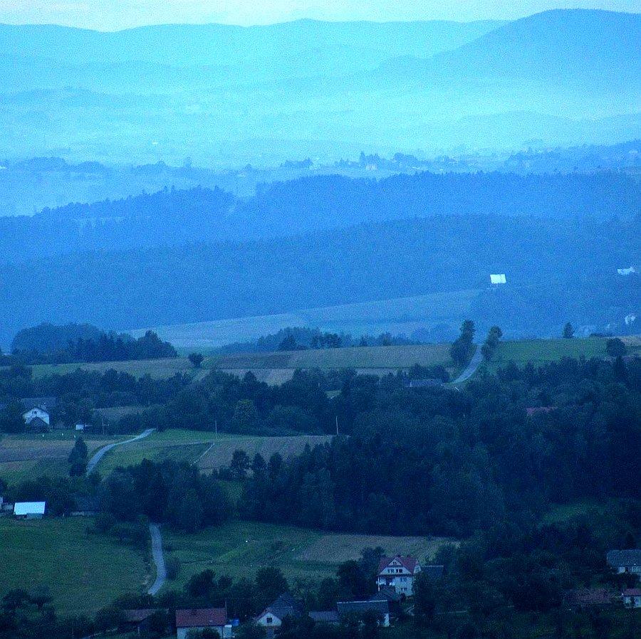 Szoska dojazdowa z wiezy widokowej po zachodzie