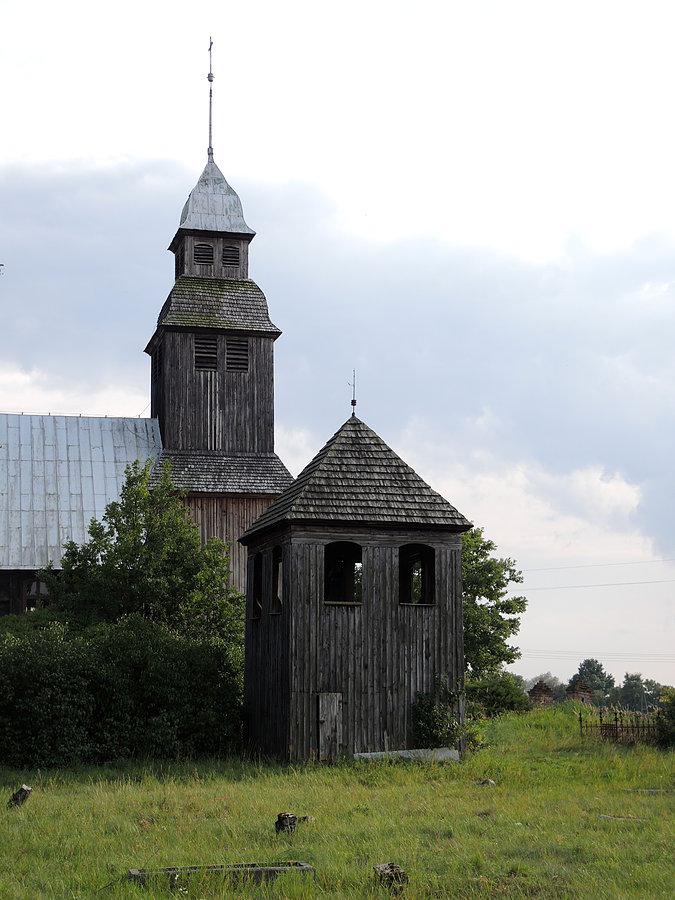 Nowe Dwory - drewniany kościół i dzwonnica