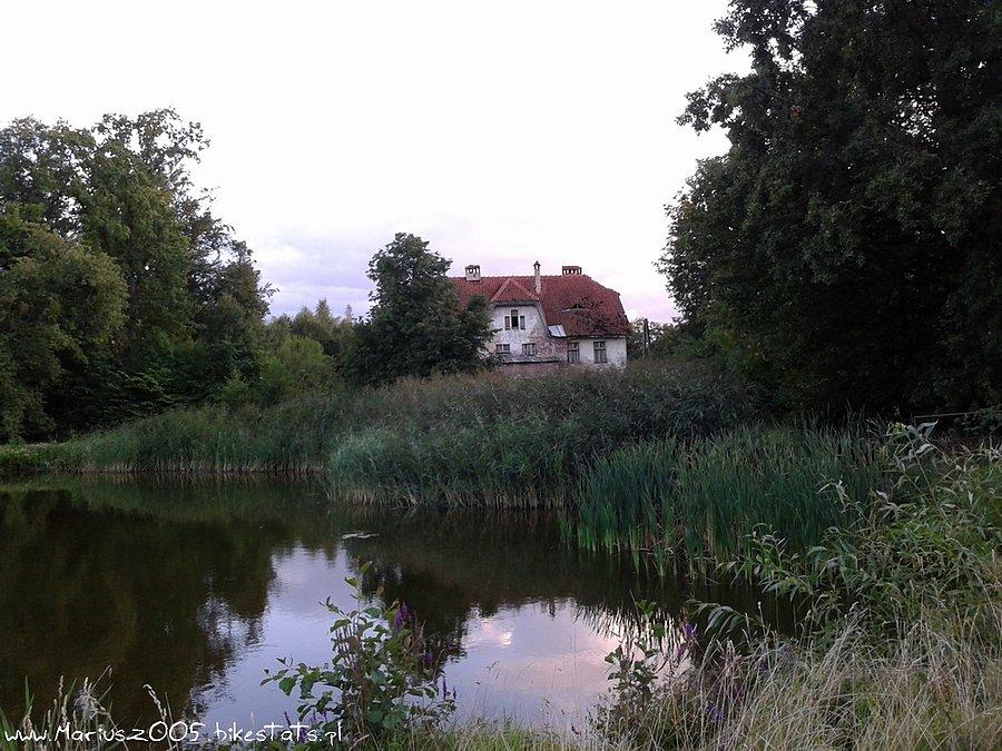 Domek nad stawem