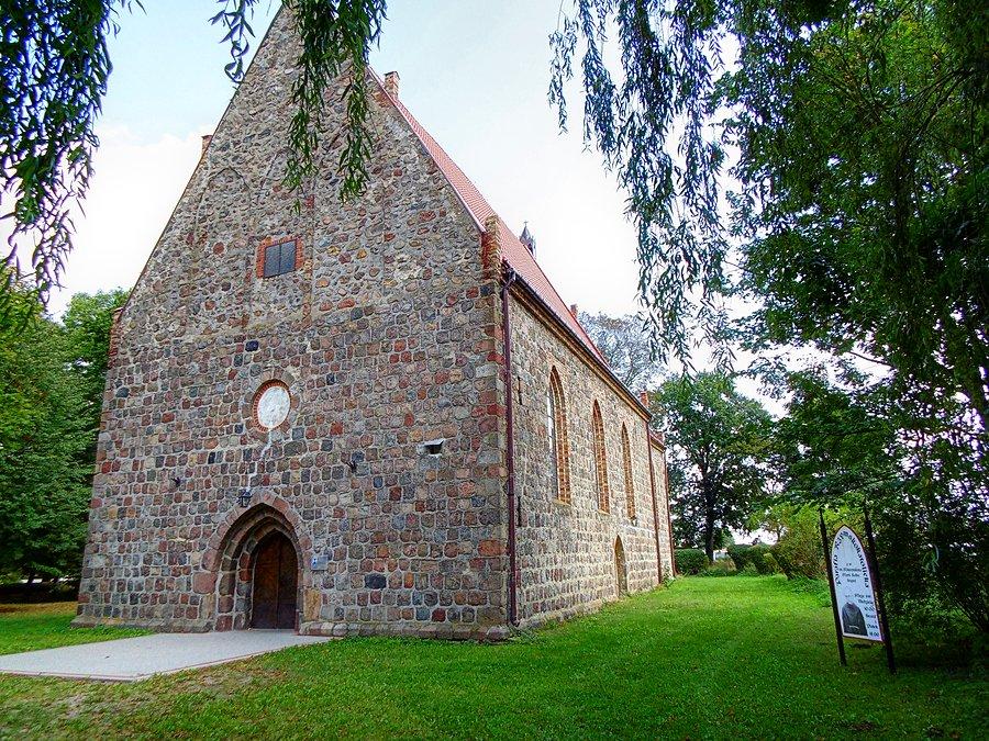 Odbudowany z ruin kościół w Krąpieli