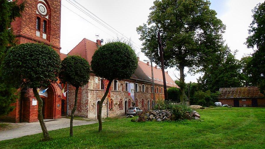 Ocalałe skrzydło klasztoru w Marianowie