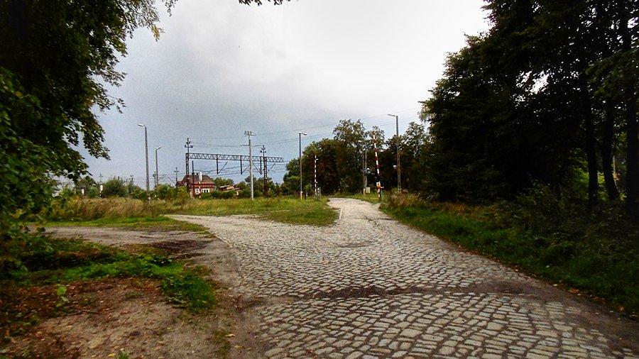 Przejazd kolejowy w Ulikowie a zanim już polna droga do Stargardu