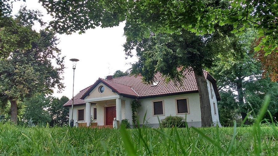 Odbudowany dwór Reszków w Garnku