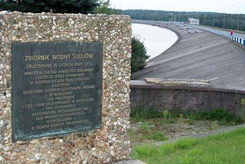 Tablica koło tamy na Zalewie Sulejowskim