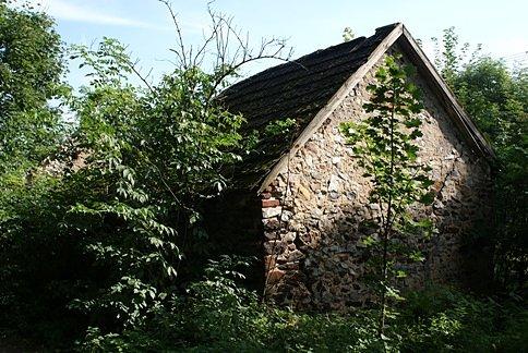Pozostałości po dworze w Sławnie