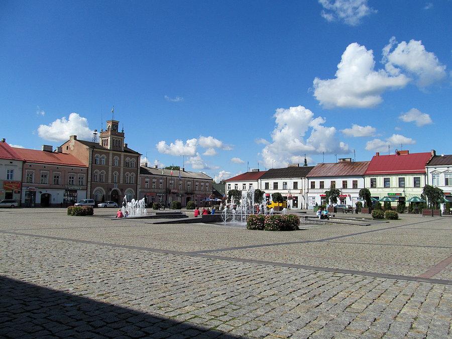Taki ogólny widok na rynek i ratusz w Skierniewicach