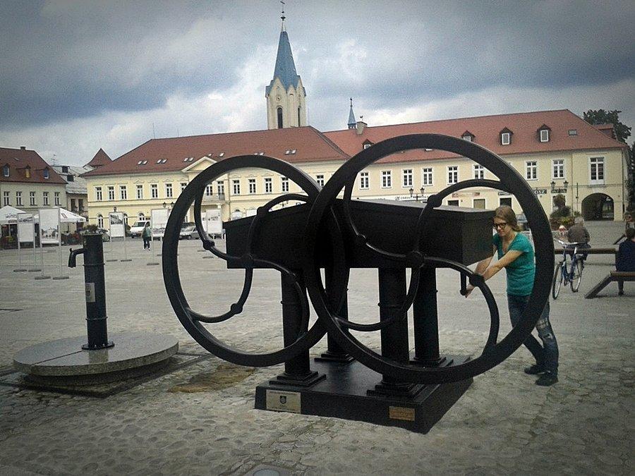 Oświęcim zabytkowa studnia na rynku