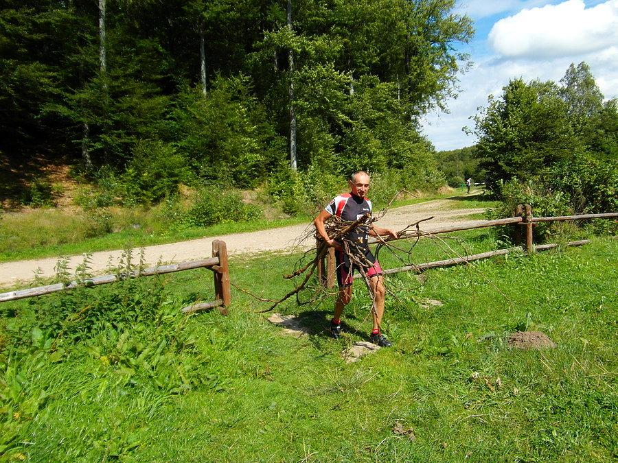 Przygotowania do ogniska