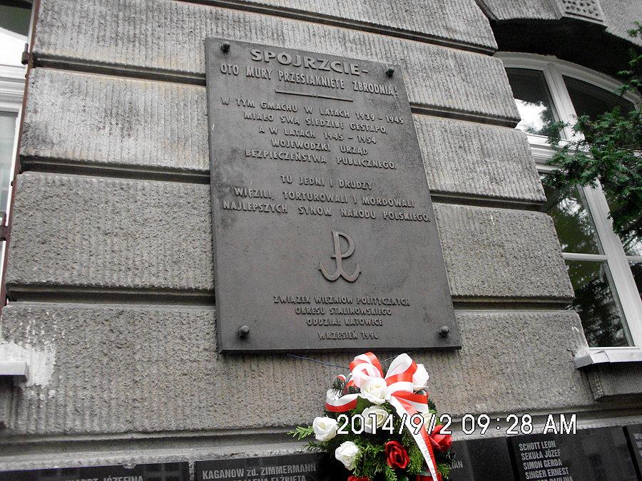 Tablica na gmachu, zajmowanym w czasie wojny przez gestapo a potem, przez ubecję