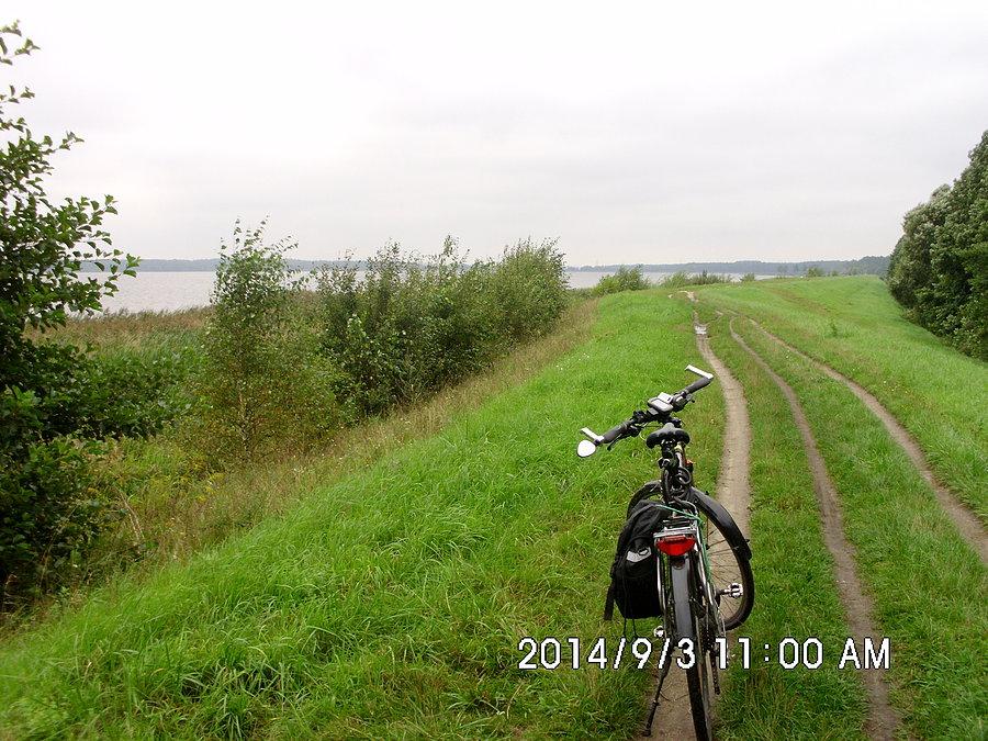 Na grobli nad zbiornikiem Kozłowa Góra od strony Świerlkańca