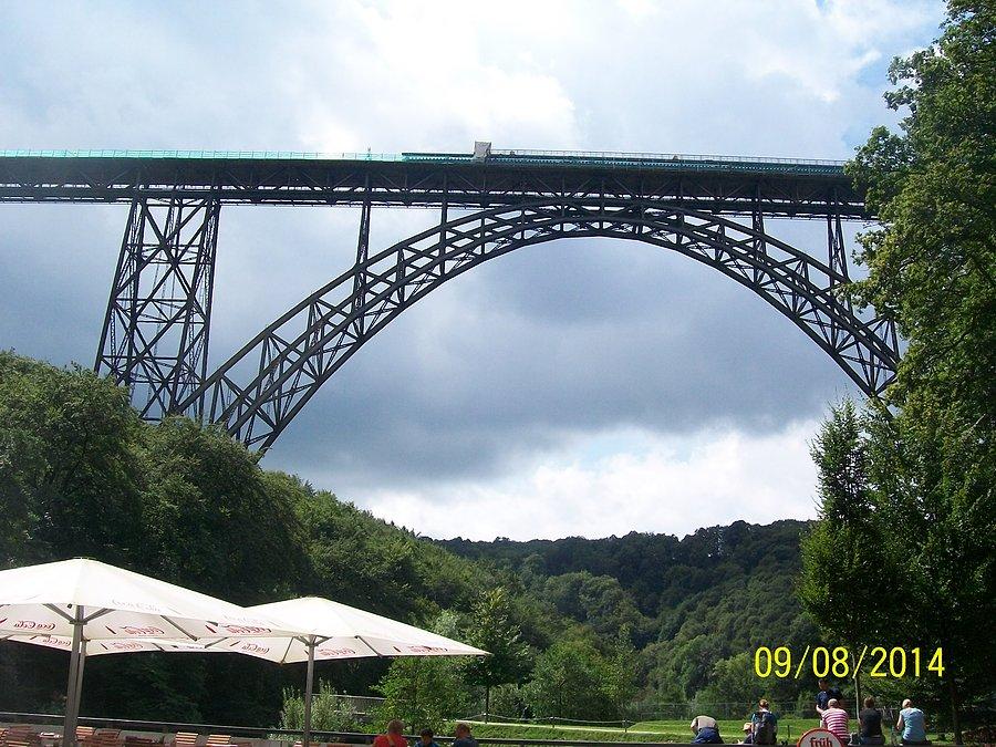 Munsterbrucke most kolejowy w Wuppertalu od lustra wody do szyn kolejowych 106.8m