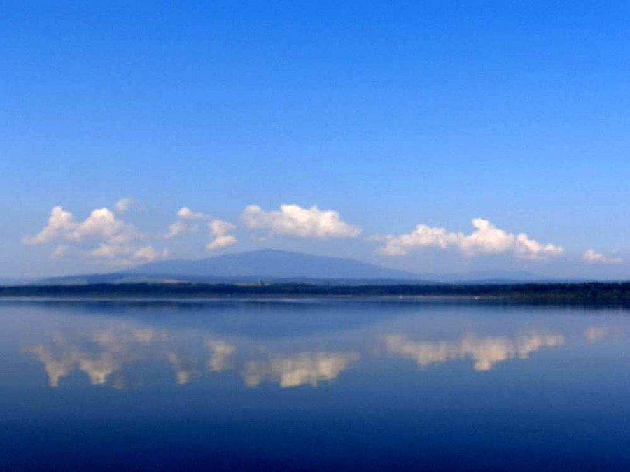 Widok na Babią Góre z jeziora Orawskiego