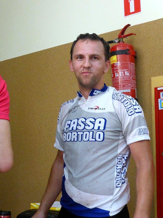 Jarek wygląda na zadowolonego