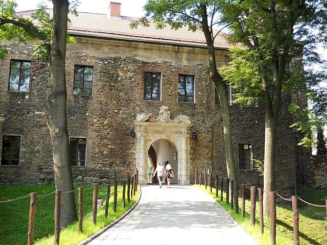 Brama z zabytkowym portalem