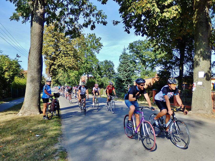 Wracamy do Tczewa. Peleton triathlonistów - zawody odbywały się w Malborku