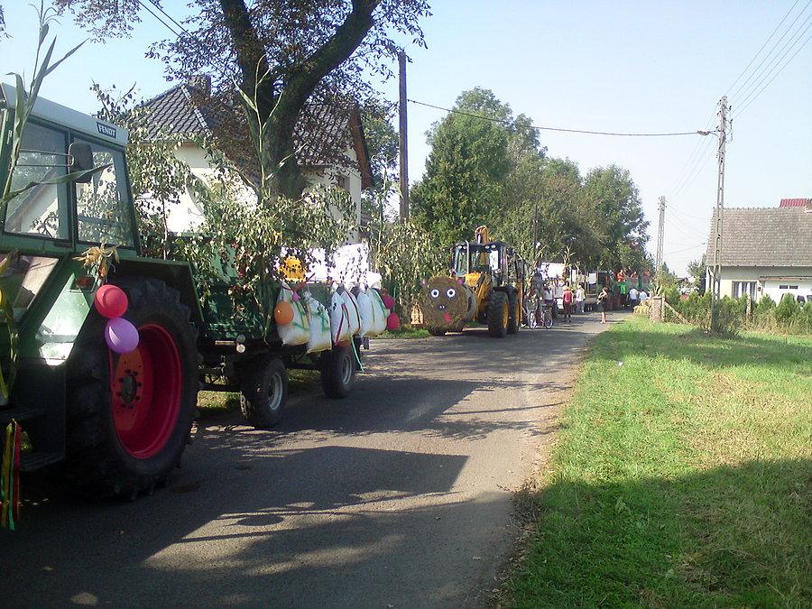 Początek gminy Popielów w korowodzie