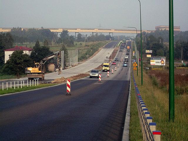 Potężny taśmociąg nad drogą