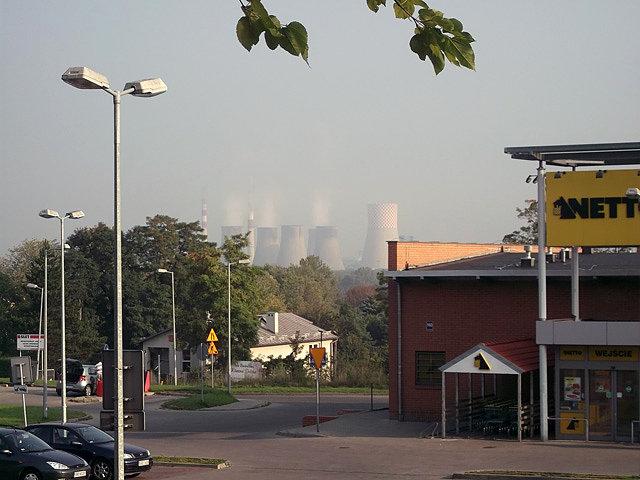 Potężna elektrownia w oddali