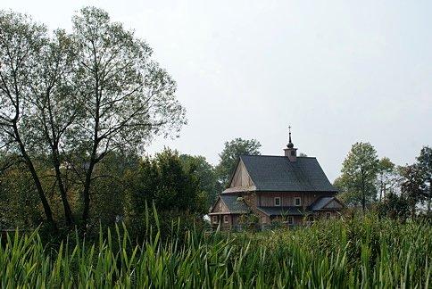 Drewniany kościółek we wsi Zachorzów