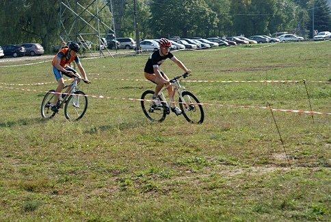 Wyścigi rowerowe w ramach Pikniku Lokalni Niebanalni