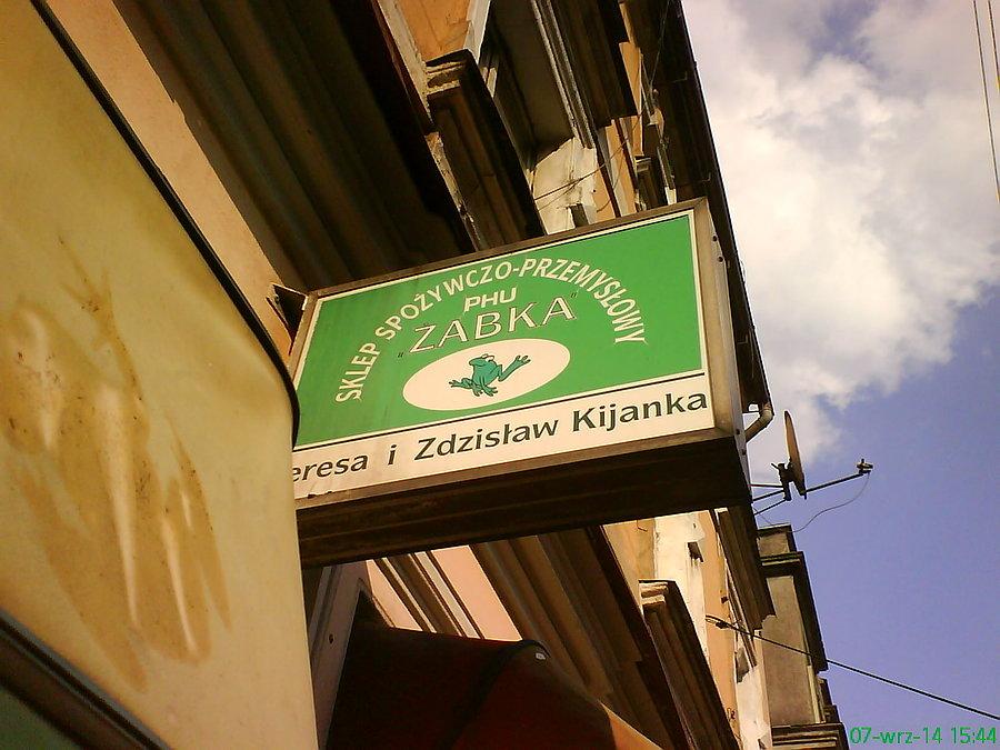 Żabka prowadzona przez Kijanki