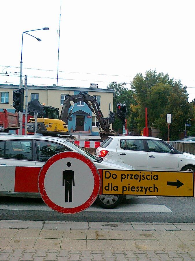 Zagrodzili przejście, ale koparka pracuje