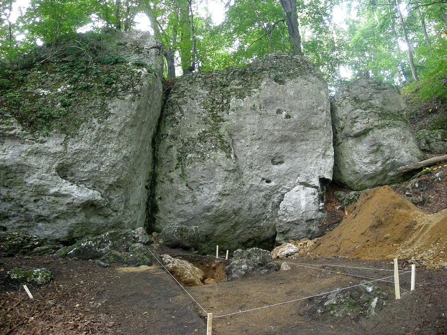 Prace archeologiczne przed jaskinią w Kroczycach