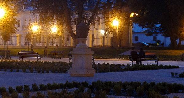 Biała Podlaska. Park Radziwiłłowski wieczorową porą