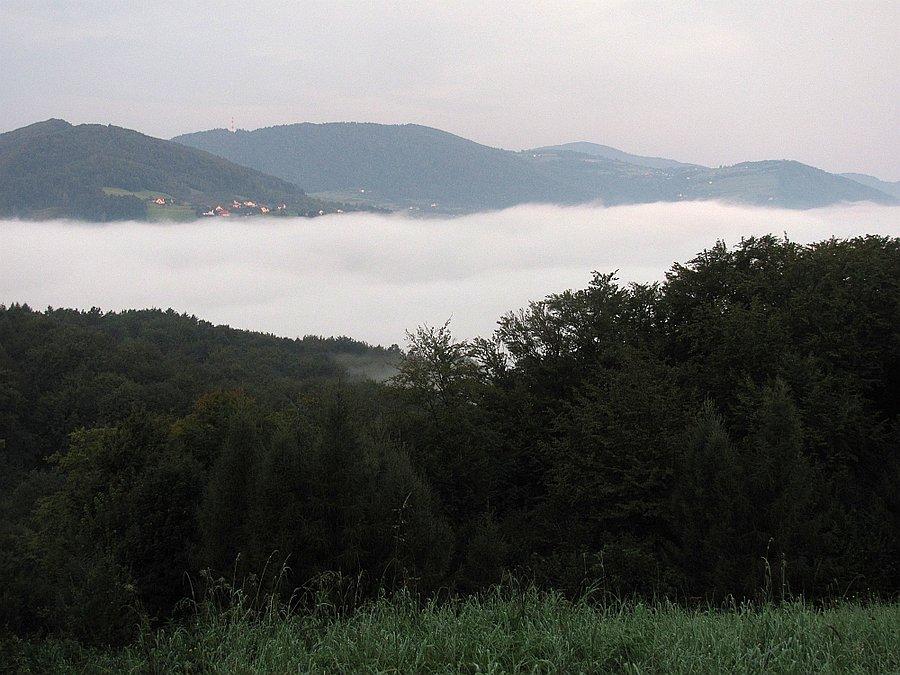 Nad mgłami nad jeziorem