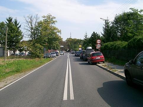 Goście się zjeżdżają, parkowanie gdzie się da byle dało radę wjechać na podwórko i przejechać, choćby środkiem