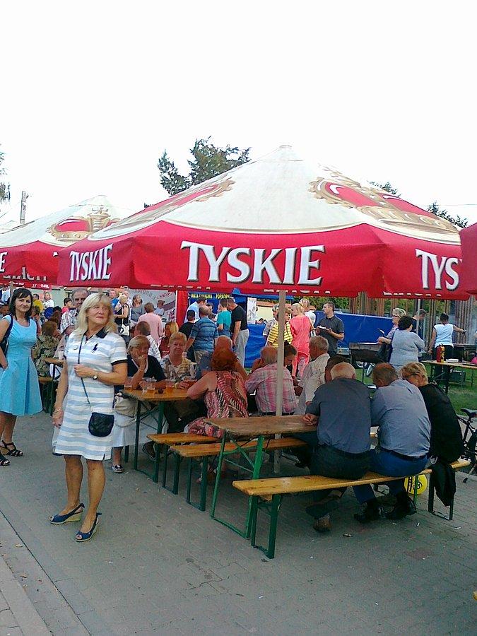 A ludzie raczyli się piwem