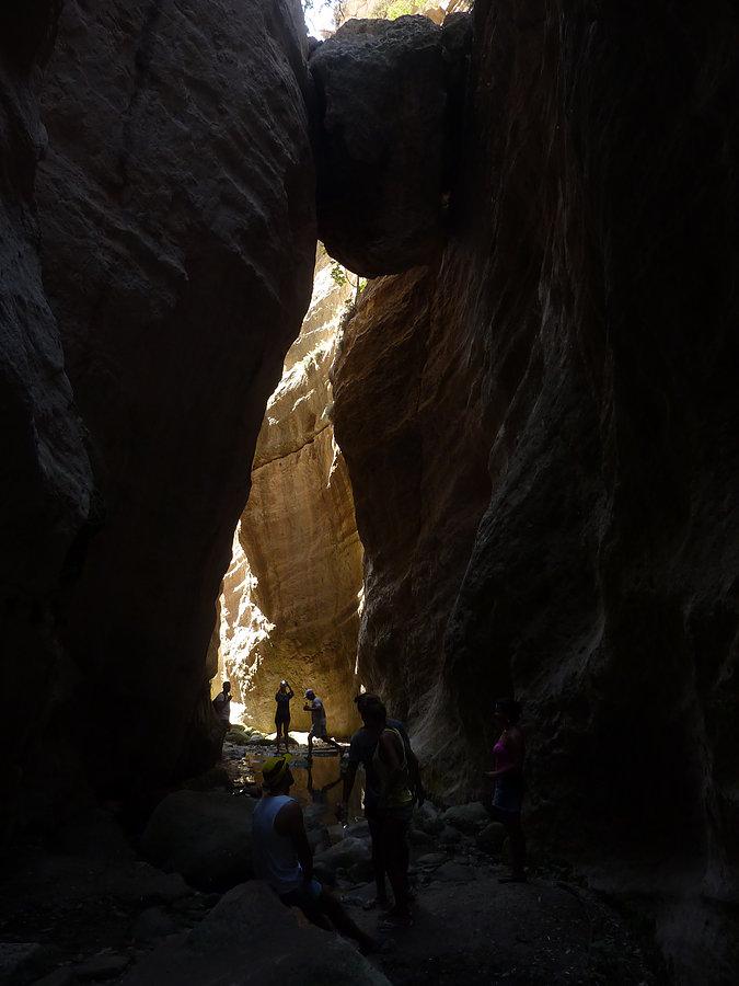 Pod wiszącym kamieniem. Avakas Gorge
