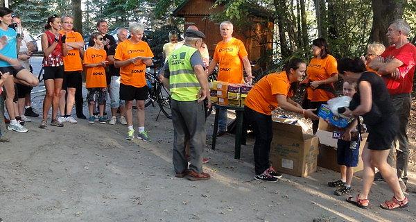 Rozdanie upominków na mecie