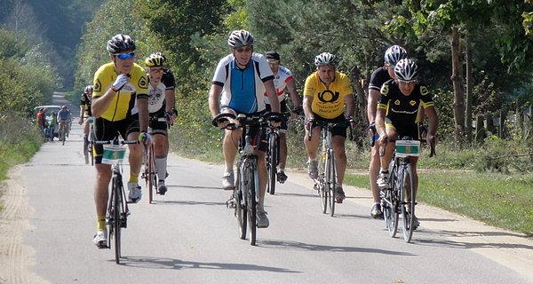 Peleton z Czesławem Langiem tuż przed Dworem w Zabużu