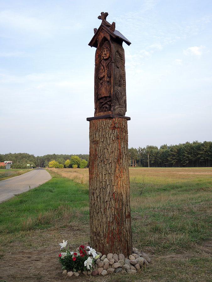 Zbliżenie na kapliczkę w Mężyku