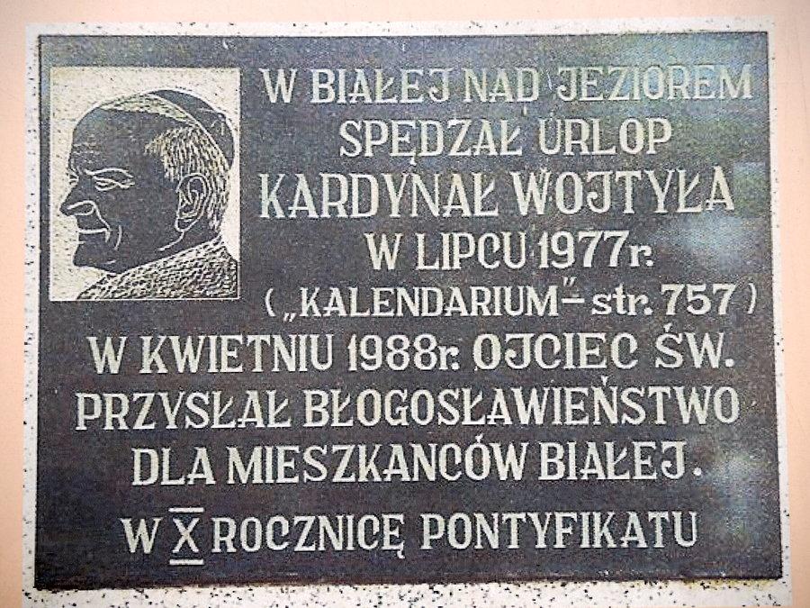 Biała - nad jeziorem - tablica informacyjna dotycząca pobytu JPII