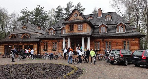 Kolejny poczęstunek i postój. Dwór Zaścianek w Borsukach