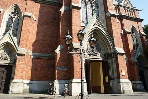 Przed tomaszowską parafią ewangelicką