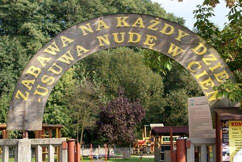 Przed placem zabaw w Ujeździe