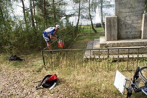 Tj. przy pomniku II woj.sw. w Trescie