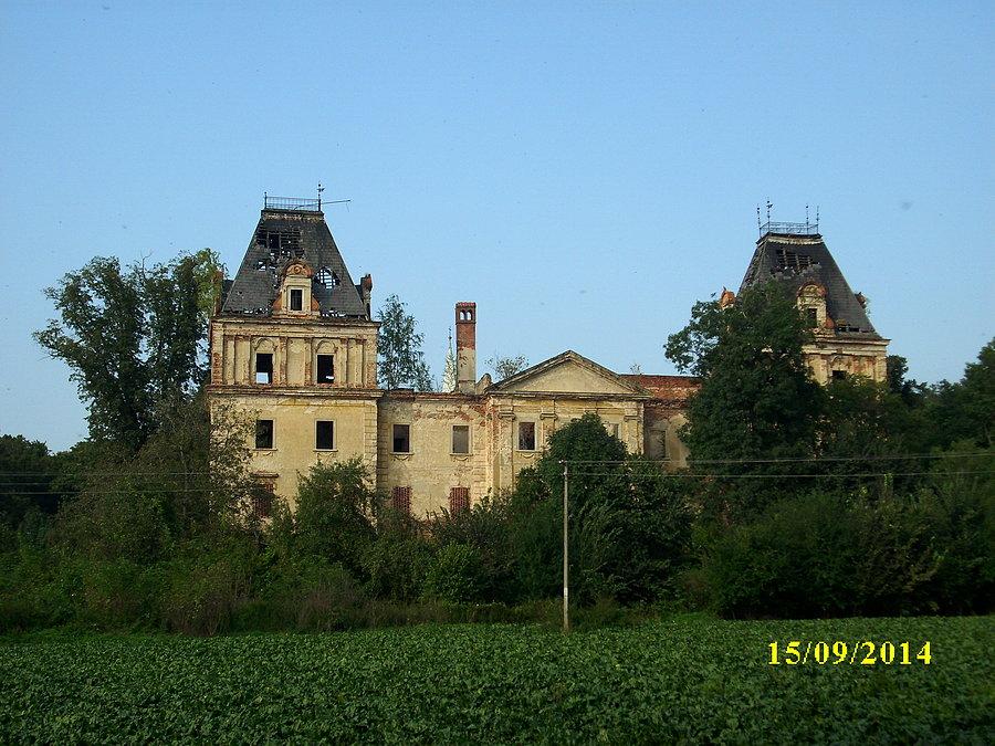 Zespół pałacowo-rezydencjonalny w ruinie - w Stolcu