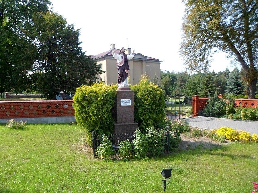 Figura wotywna przy kościele